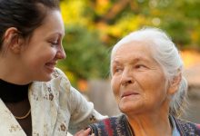 Фото - Ученые установили, что разговоры облегчают психическое состояние людей с деменцией